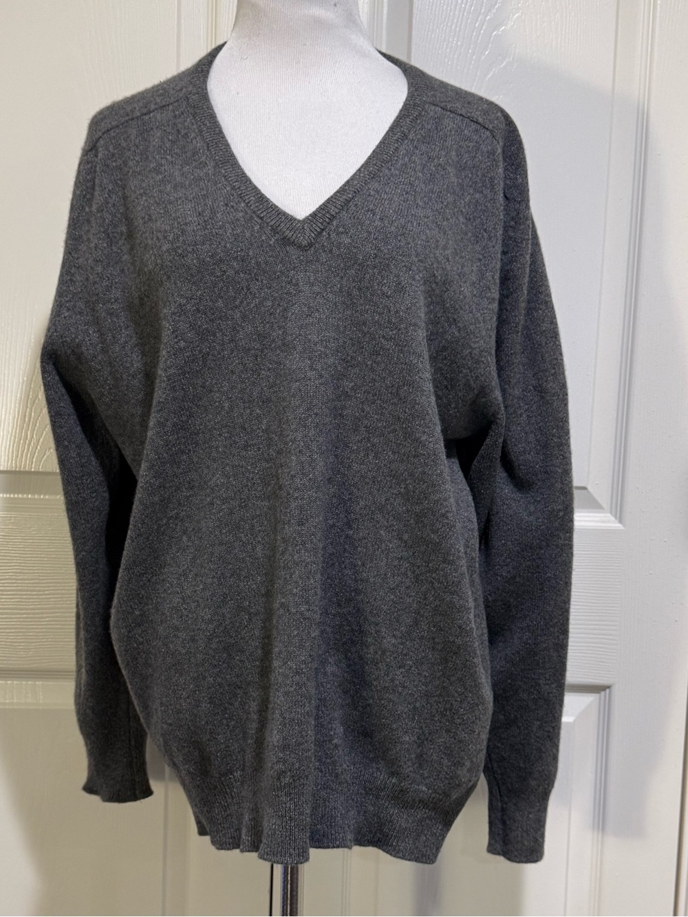 CashmerVintage Pringle Sports 100% Cashmere V-Neck Sweater Charcoal Gray